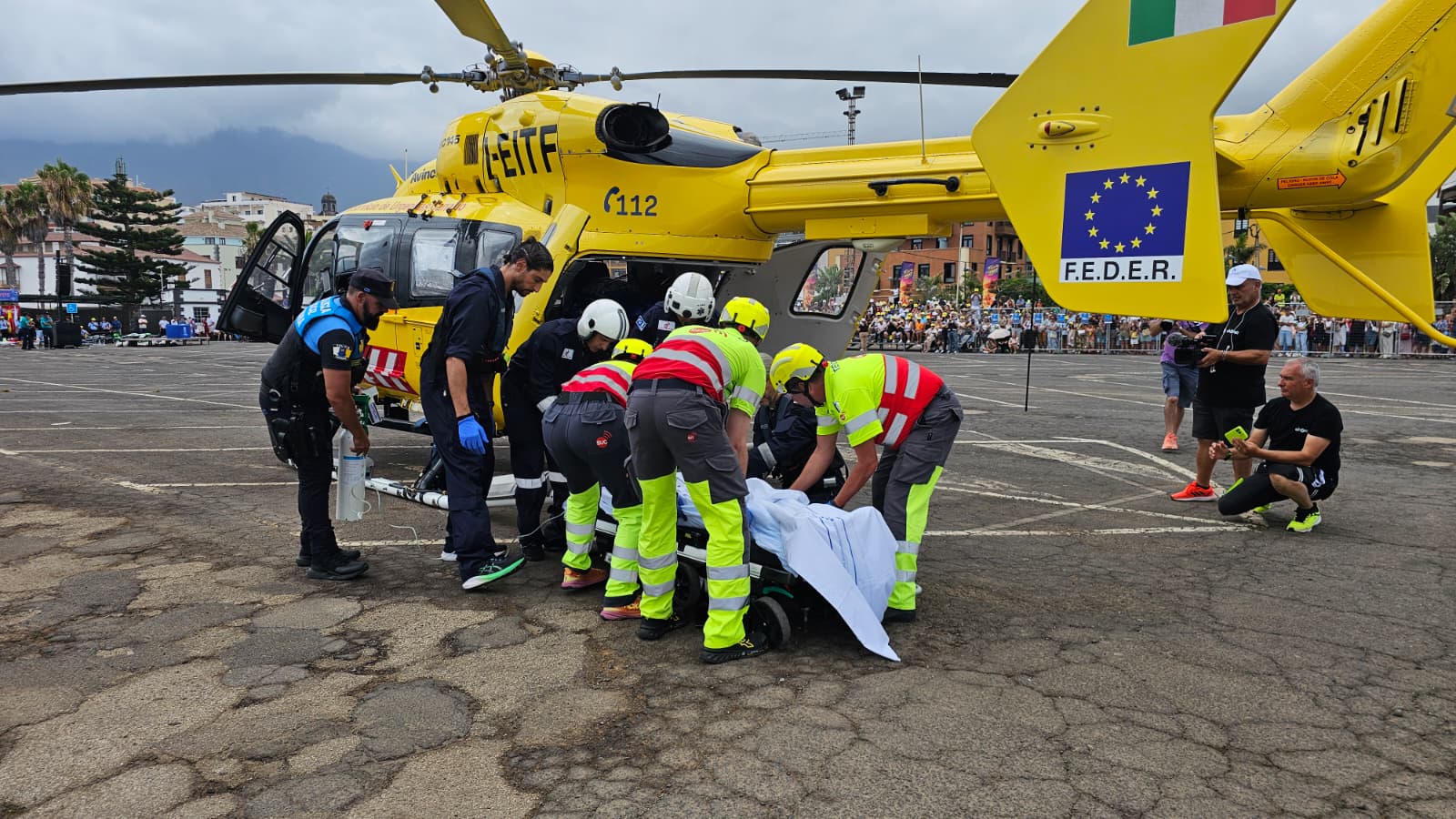 Helicóptero medicalizado del Servicio de Urgencias Canario (SUC) en la XXX Feria de Aeromodelismo de Puerto de la Cruz (Tenerife)